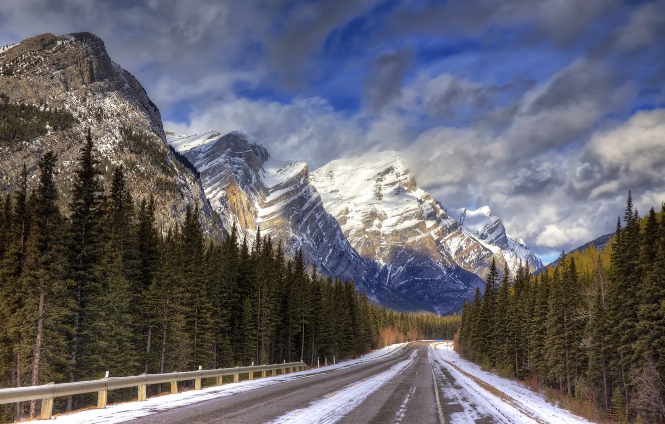 Фото обои дорога, лес, небо, облака, снег, горы, шоссе