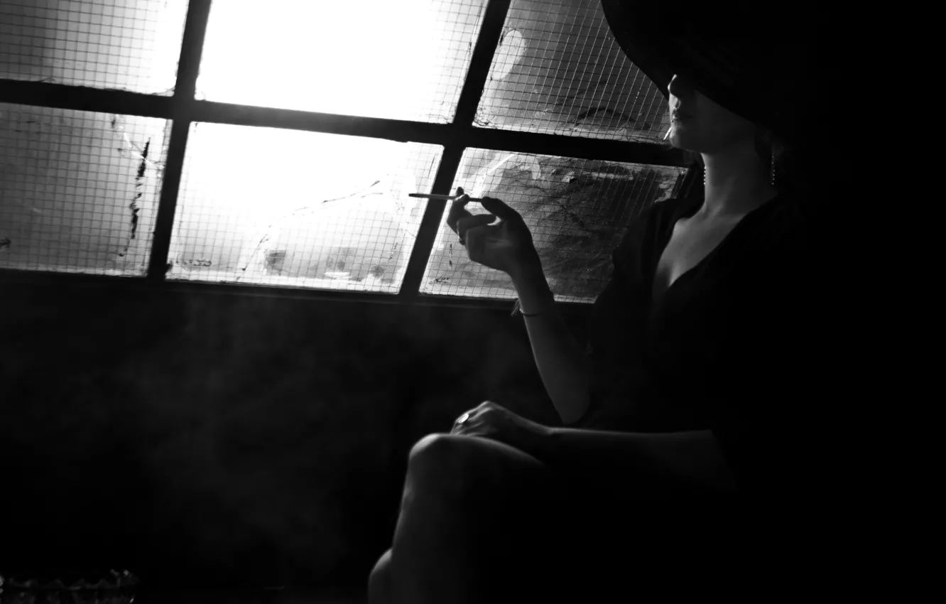 Фото обои свет, женщина, дым, чёрно-белое, окно, сигарета, декольте, шляпка