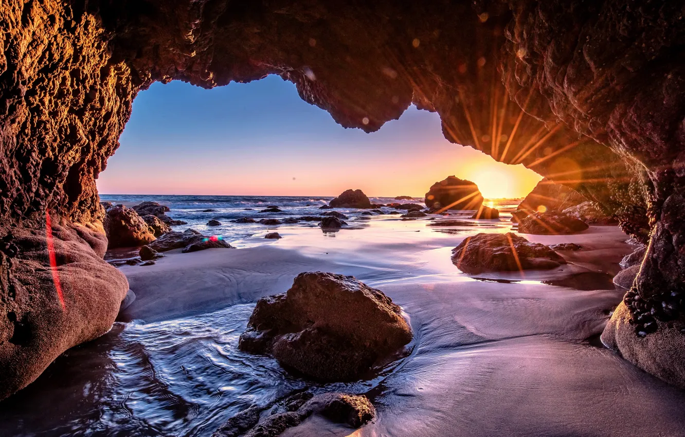 Фото обои море, солнце, лучи, берег, Пещера