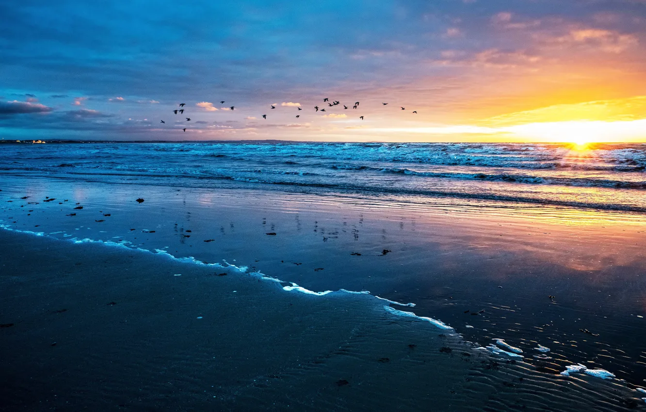 Фото обои песок, море, волны, пляж, небо, солнце, облака, лучи