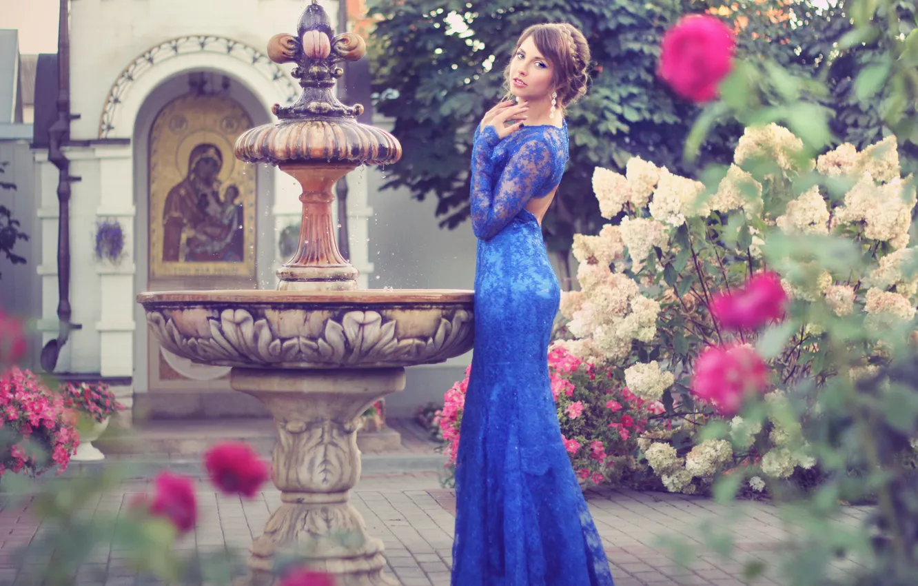 Фото обои взгляд, девушка, цветы, сад, фигура, платье, прическа, фонтан