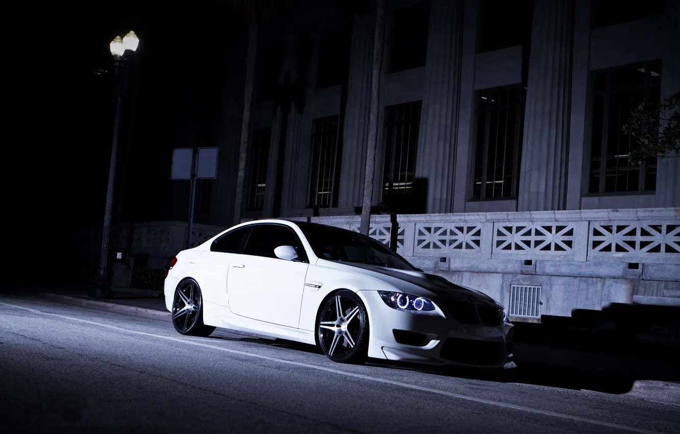Фото обои белый, ночь, улица, бмв, тень, BMW, фонарь, white