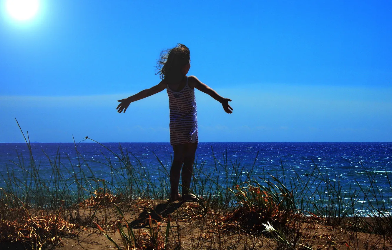 Фото обои море, небо, трава, солнце, берег, горизонт, девочка