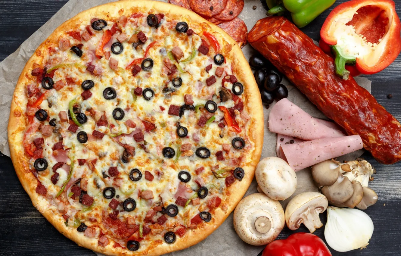 Фото обои грибы, сыр, перец, пицца, колбаса, маслины, ветчина