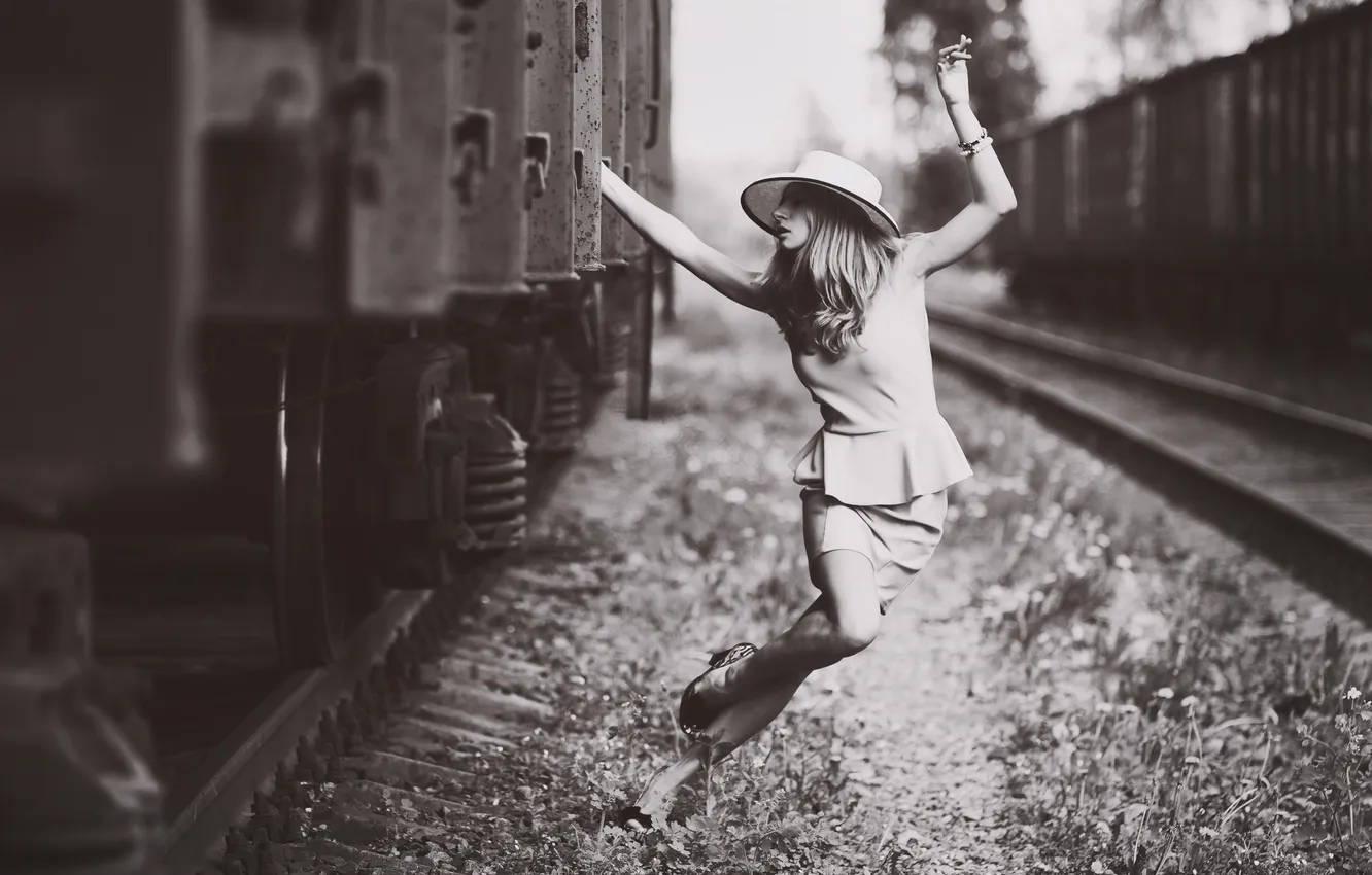 Фото обои девушка, поза, настроение, рельсы, шляпа, вагоны, железная дорога, черно-белое