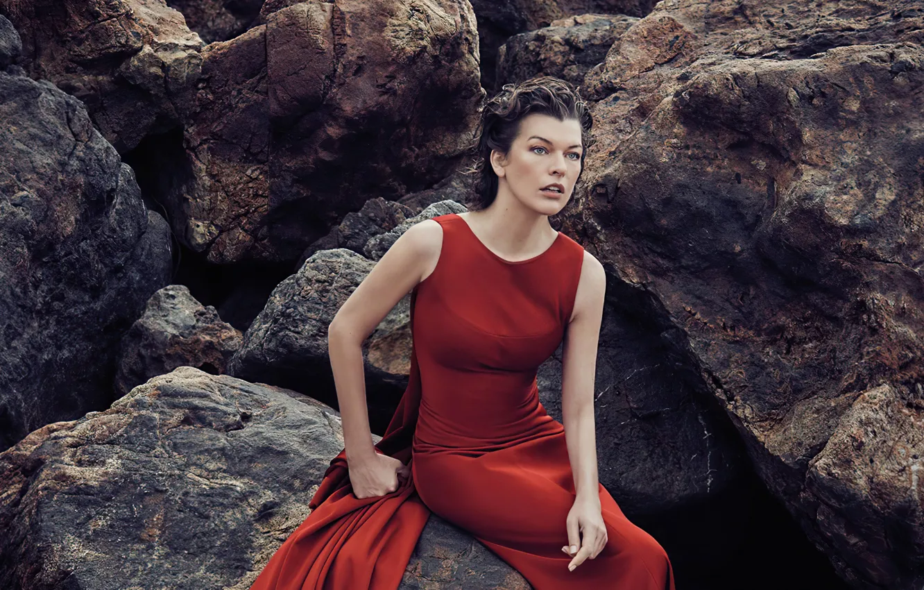 Фото обои взгляд, девушка, скалы, платье, актриса, Milla Jovovich