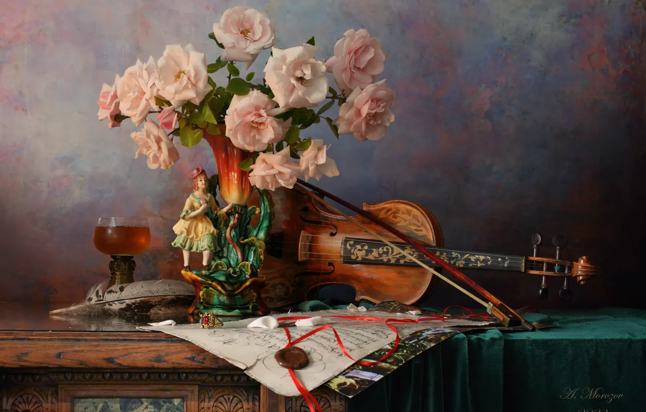 Фото обои цветы, стиль, скрипка, бокал, розы, статуэтка, натюрморт, Андрей Морозов
