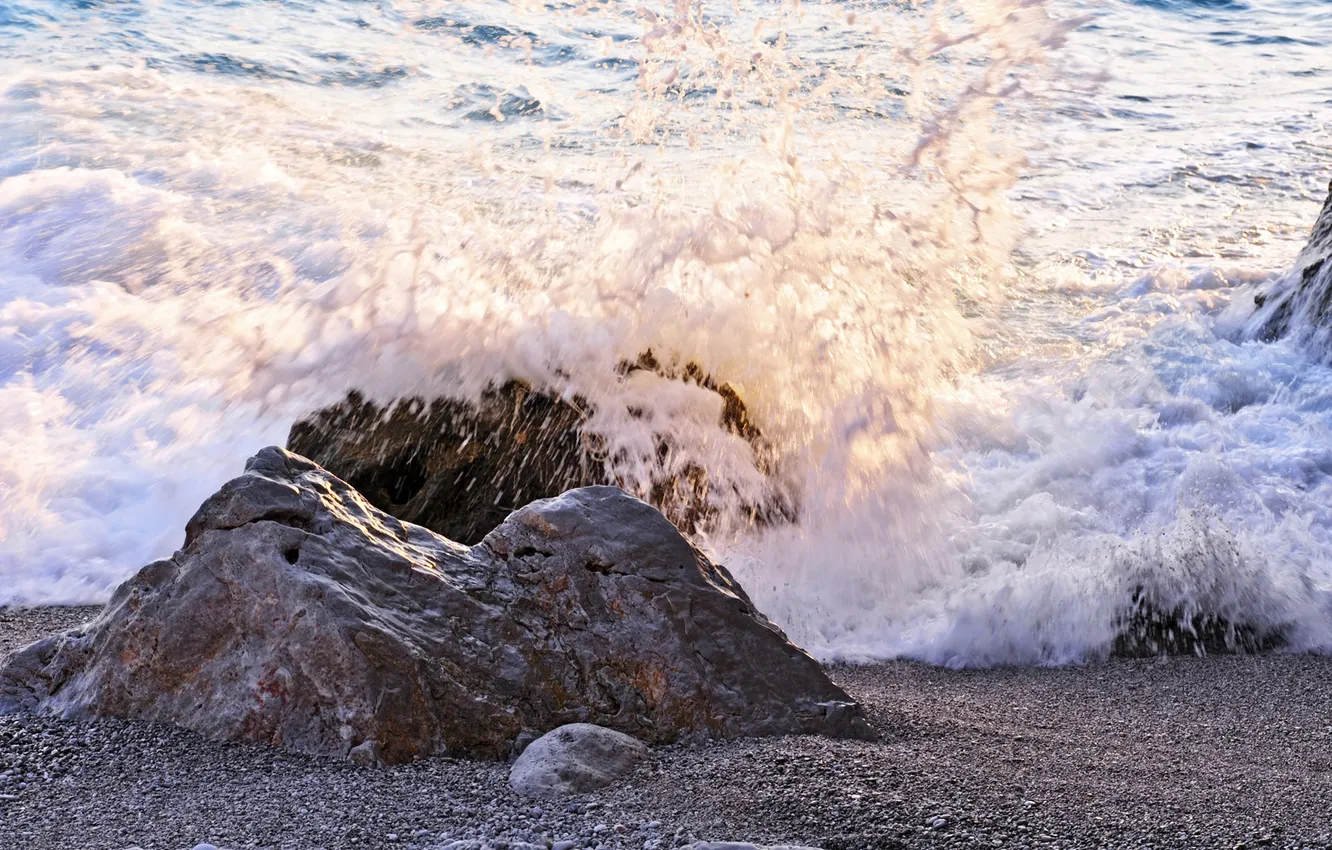 Фото обои море, пляж, брызги, камни, волна