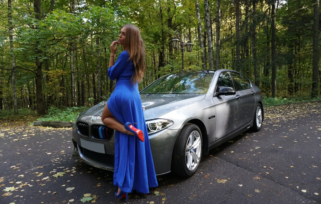 Фото обои Девушки, BMW, платье, красивая девушка, серый авто, позирует над машиной