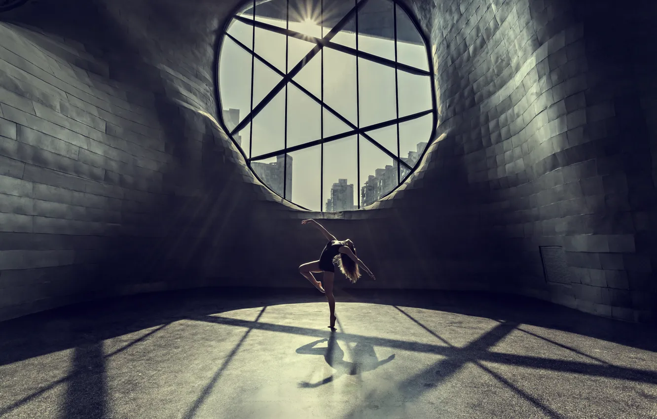 Фото обои девушка, city, город, танец, окно, girl, dance, window