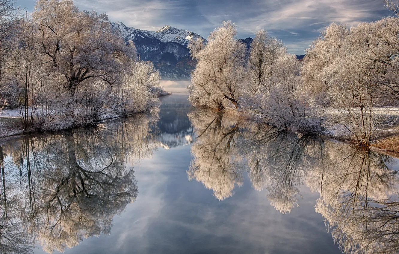 Фото обои зима, иней, небо, облака, деревья, горы, озеро