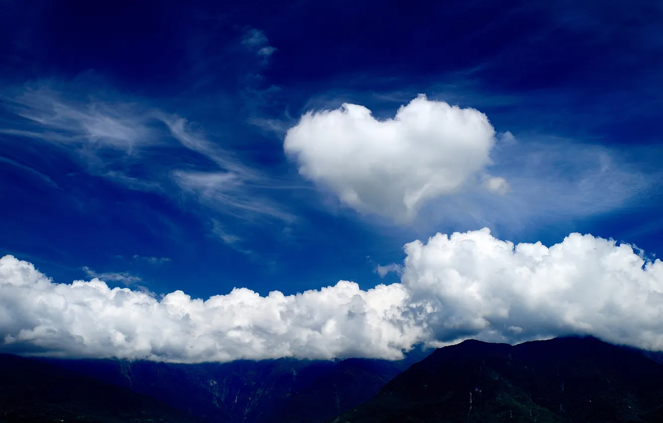 Фото обои небо, облака, горы, синева, панорама, сердечки