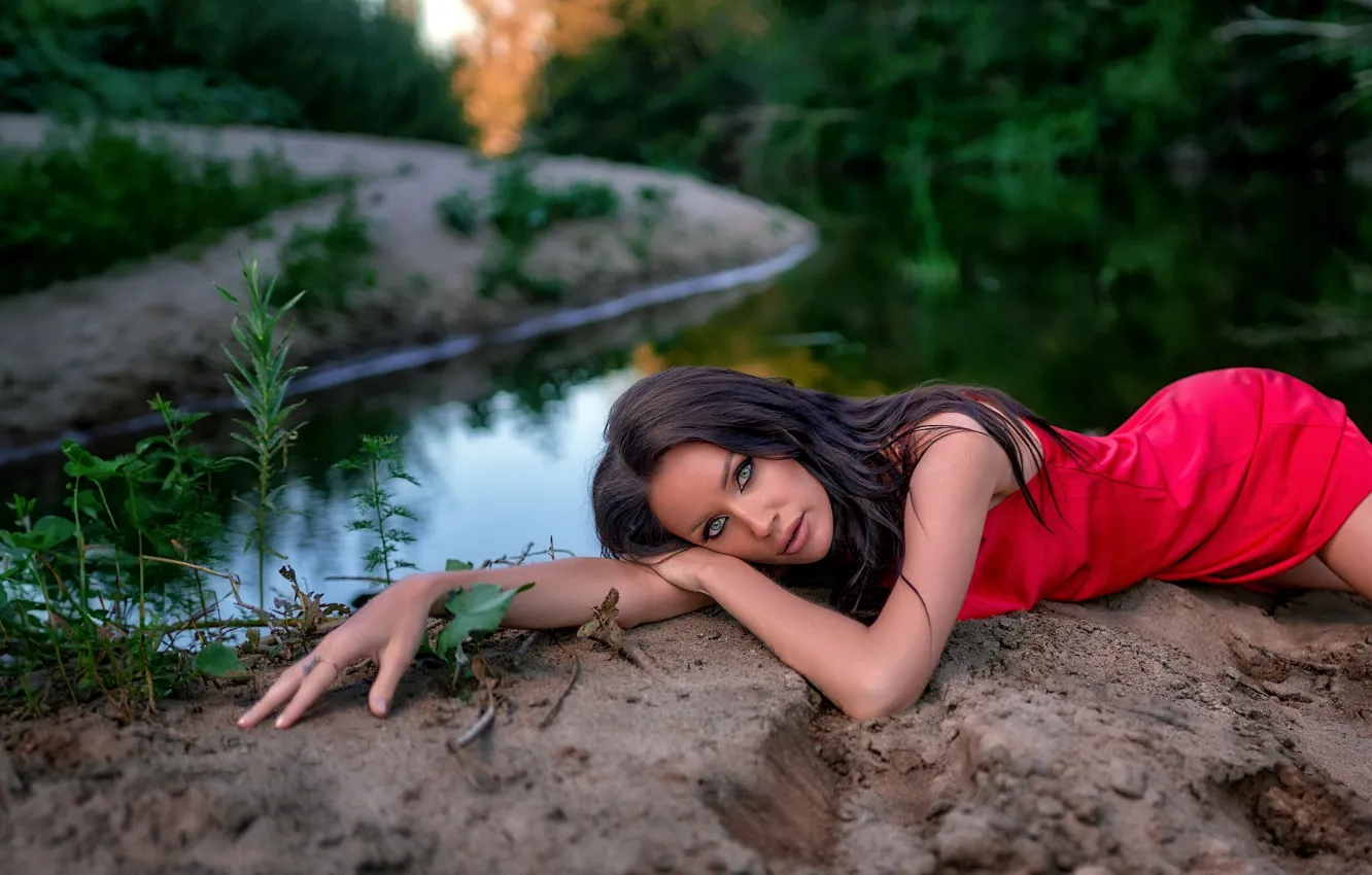 Фото обои взгляд, девушка, природа, лицо, поза, река, руки, брюнетка