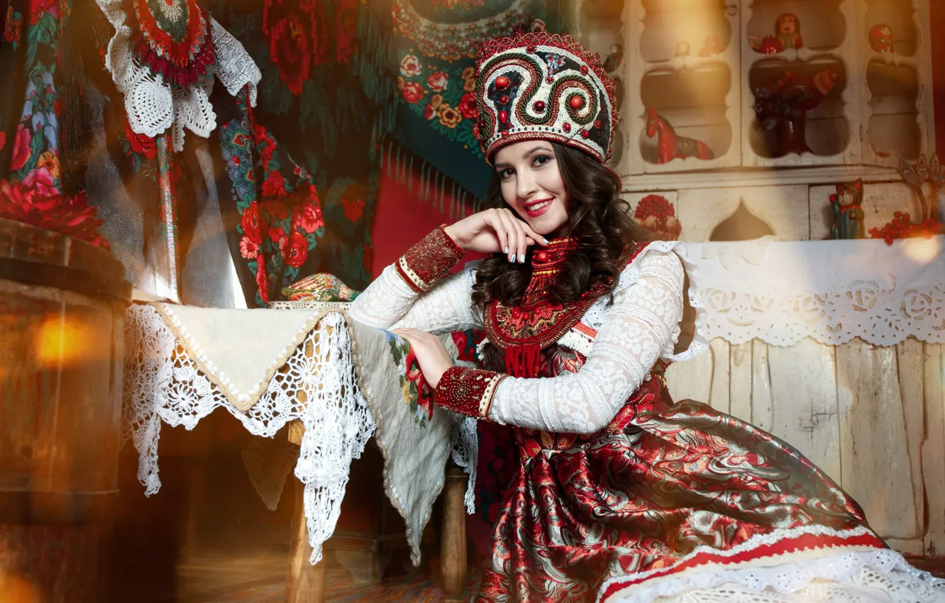 Фото обои девушка, поза, улыбка, стиль, наряд, сарафан, кокошник, Анастасия Голубева