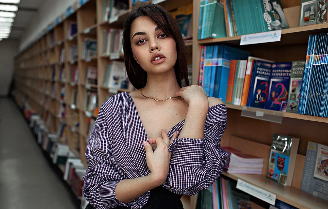 Фото обои взгляд, поза, модель, книги, юбка, портрет, макияж, прическа