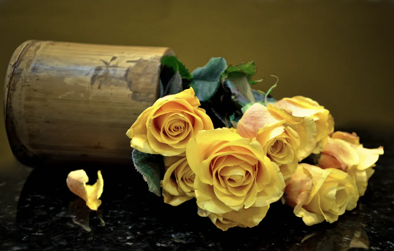 Фото обои розы, букет, лепестки, ваза