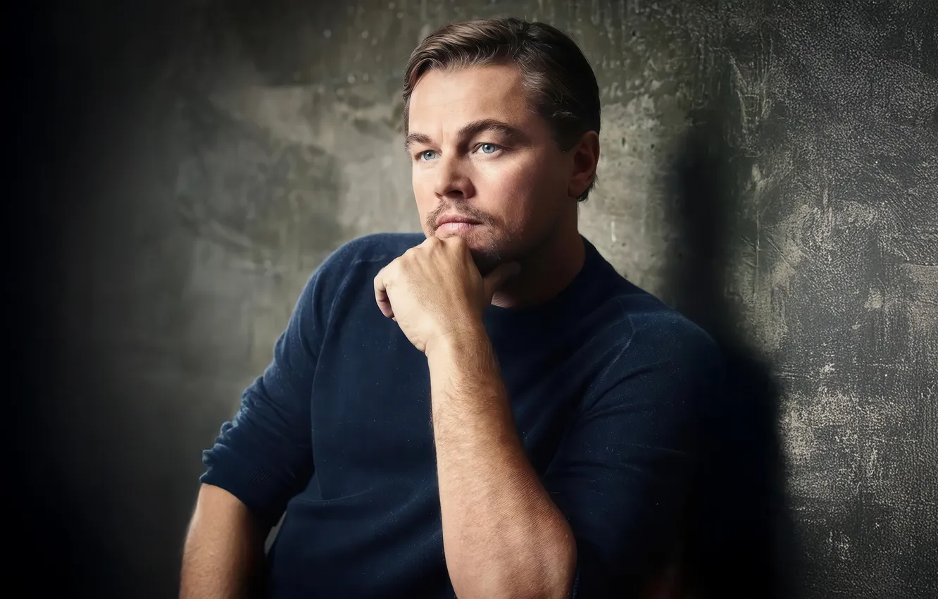 Фото обои поза, стена, портрет, актёр, фотосессия, Леонардо ДиКаприо, задумался, Leonardo DiCaprio