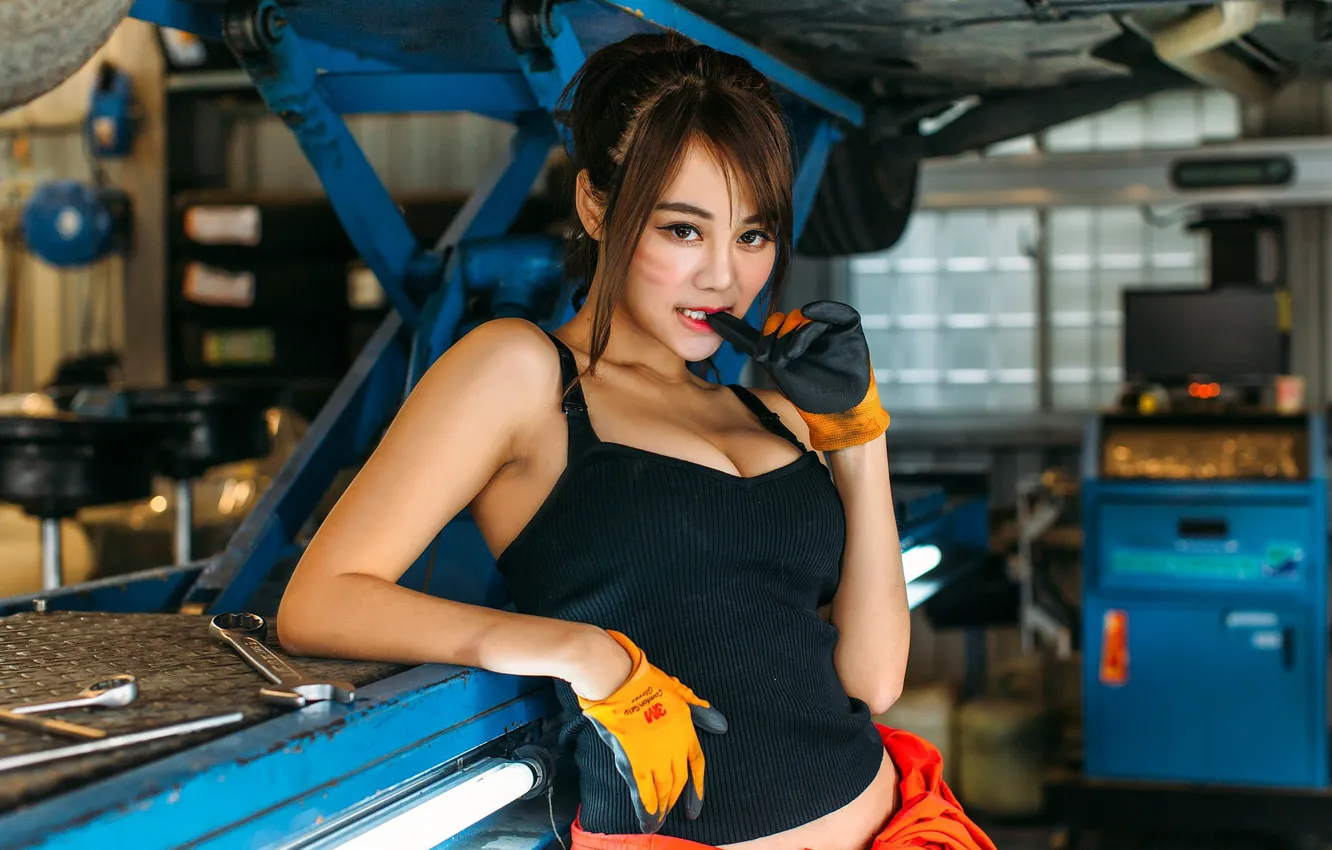 Фото обои девушка, секси, азиатка, автомастерская