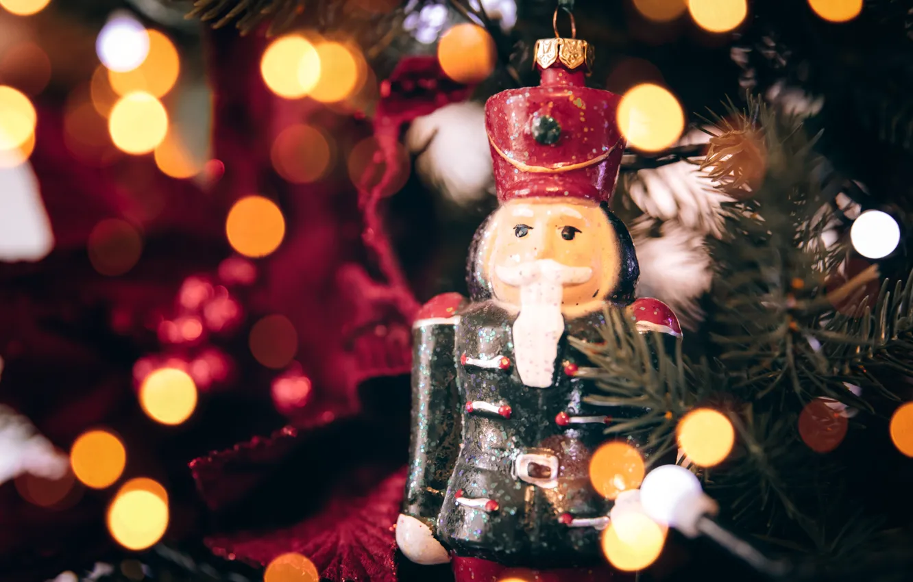 Фото обои ветки, огни, блики, игрушка, солдат, Рождество, Новый год, борода