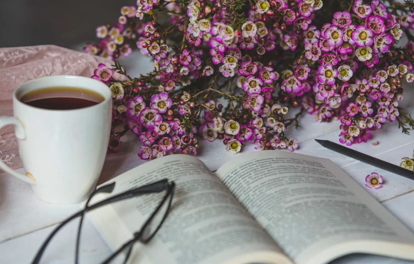 Фото обои цветы, чай, букет, чашка, книга, чтение