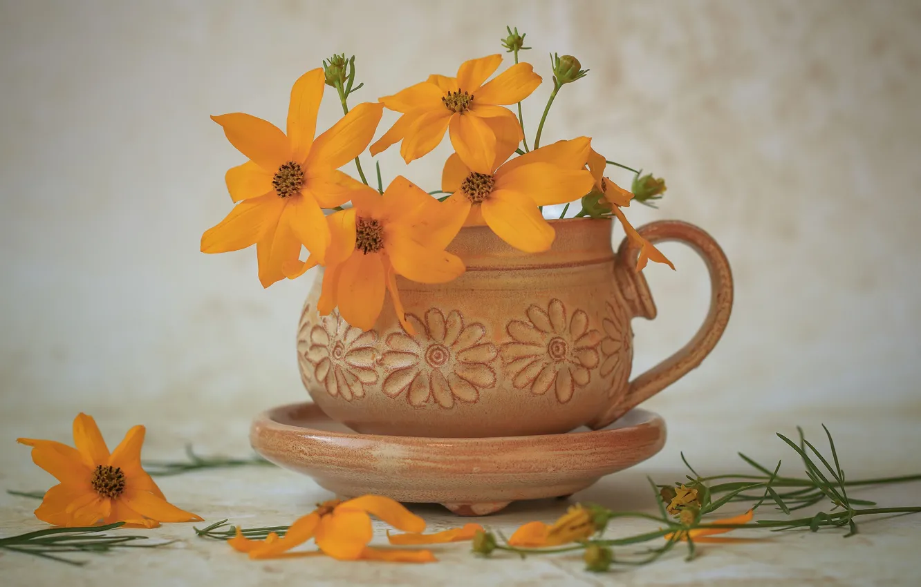 Фото обои цветы, букет, желтые, кружка, натюрморт, оранжевые, блюдце, вазочка