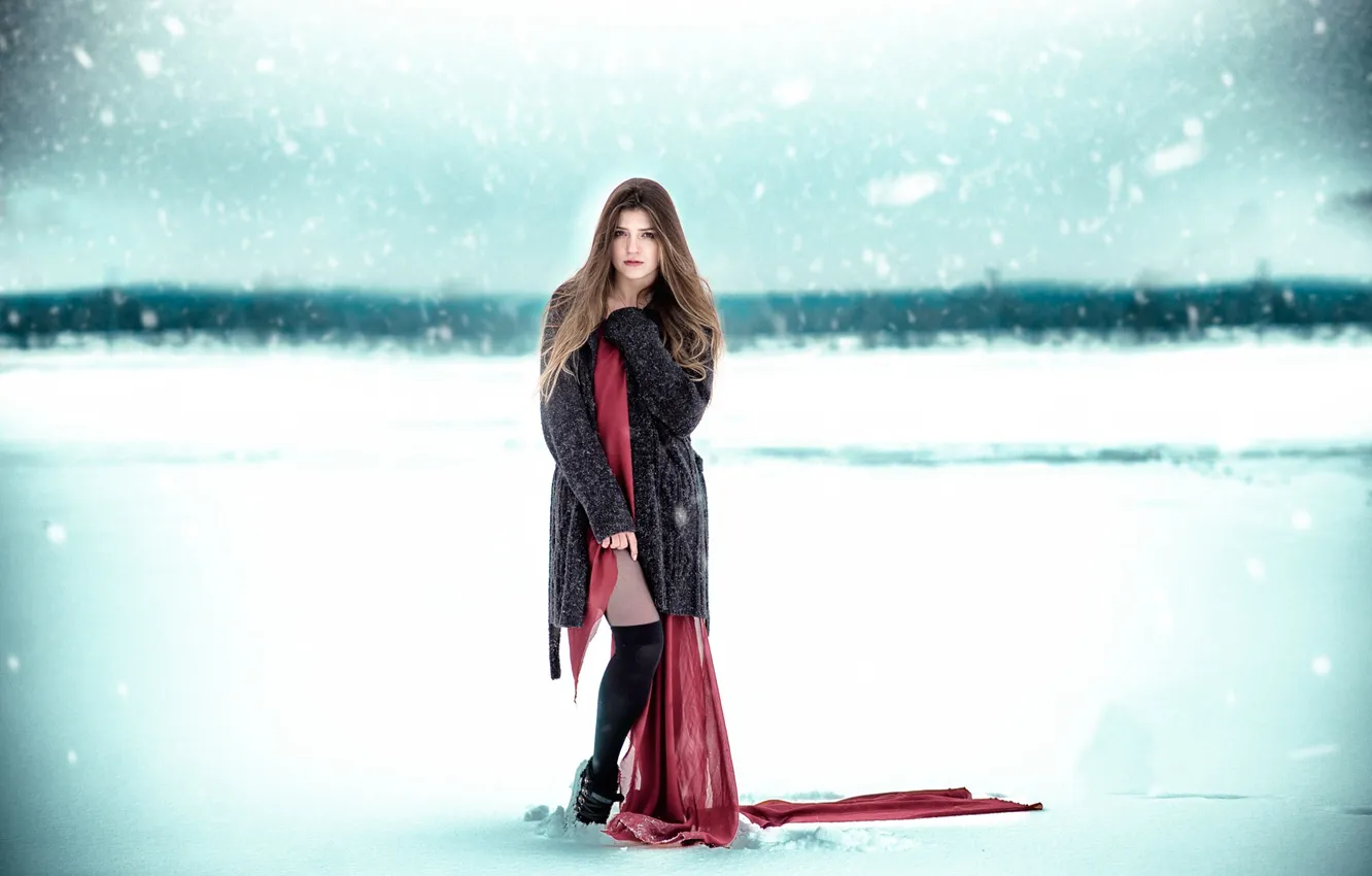 Фото обои холод, взгляд, снег, губки, ножка, Red Winter