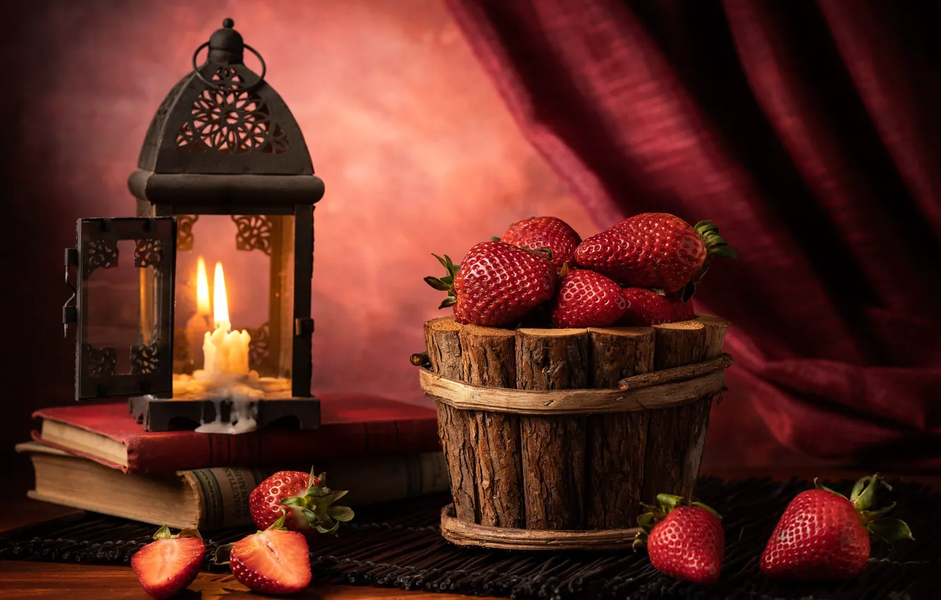 Фото обои стиль, ягоды, книги, лампа, свеча, клубника, фонарь, натюрморт