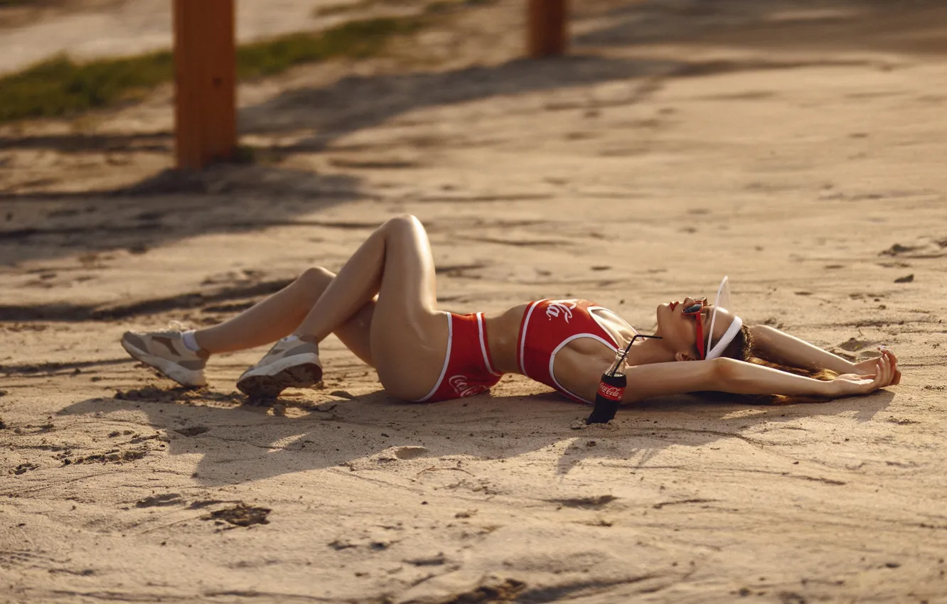 Фото обои Coca-Cola, sand, women, red lipstick, Ivan Vedernikov, visors