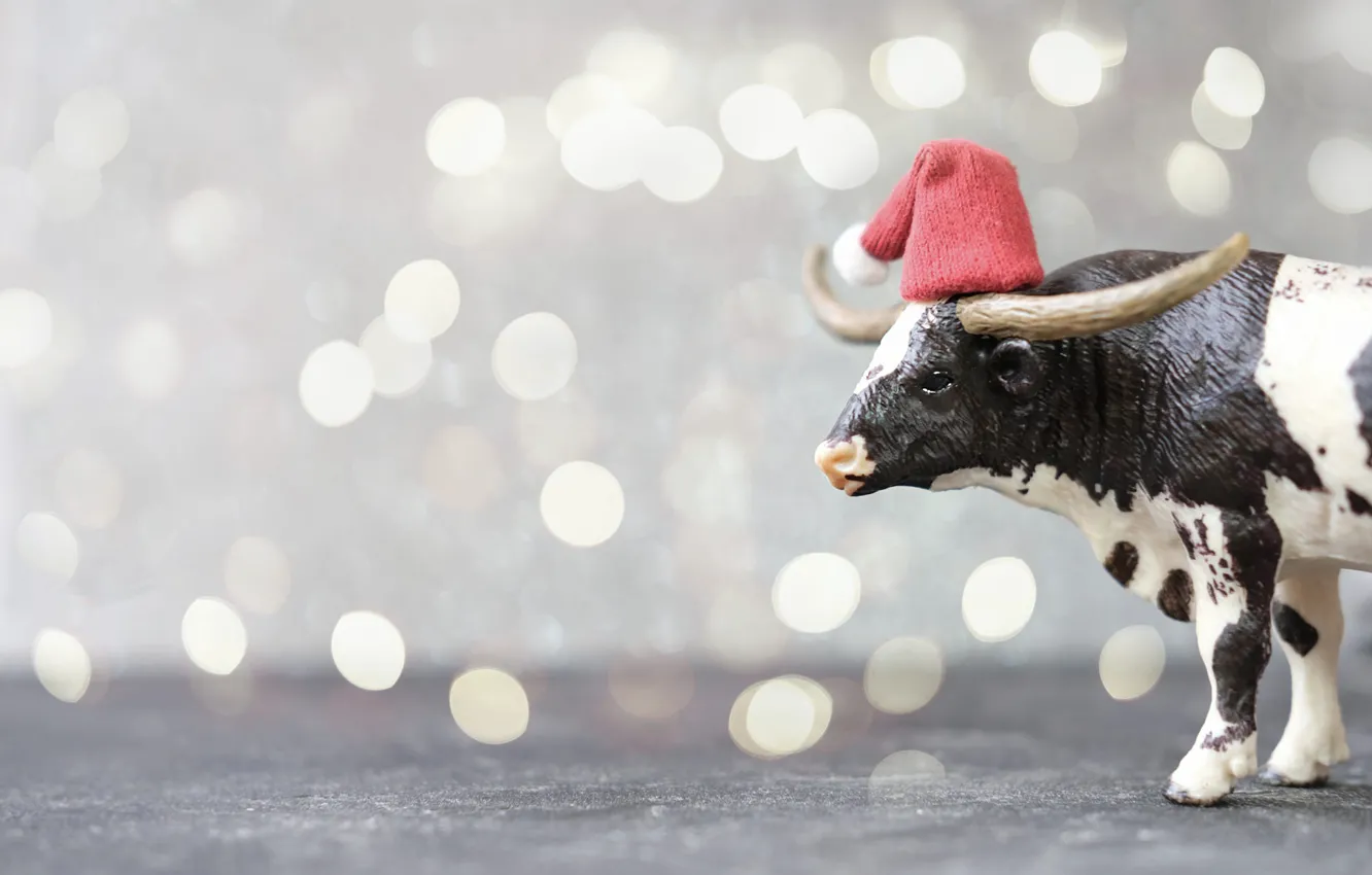 Фото обои огни, праздник, черно-белый, игрушка, корова, Рождество, Новый год, рога