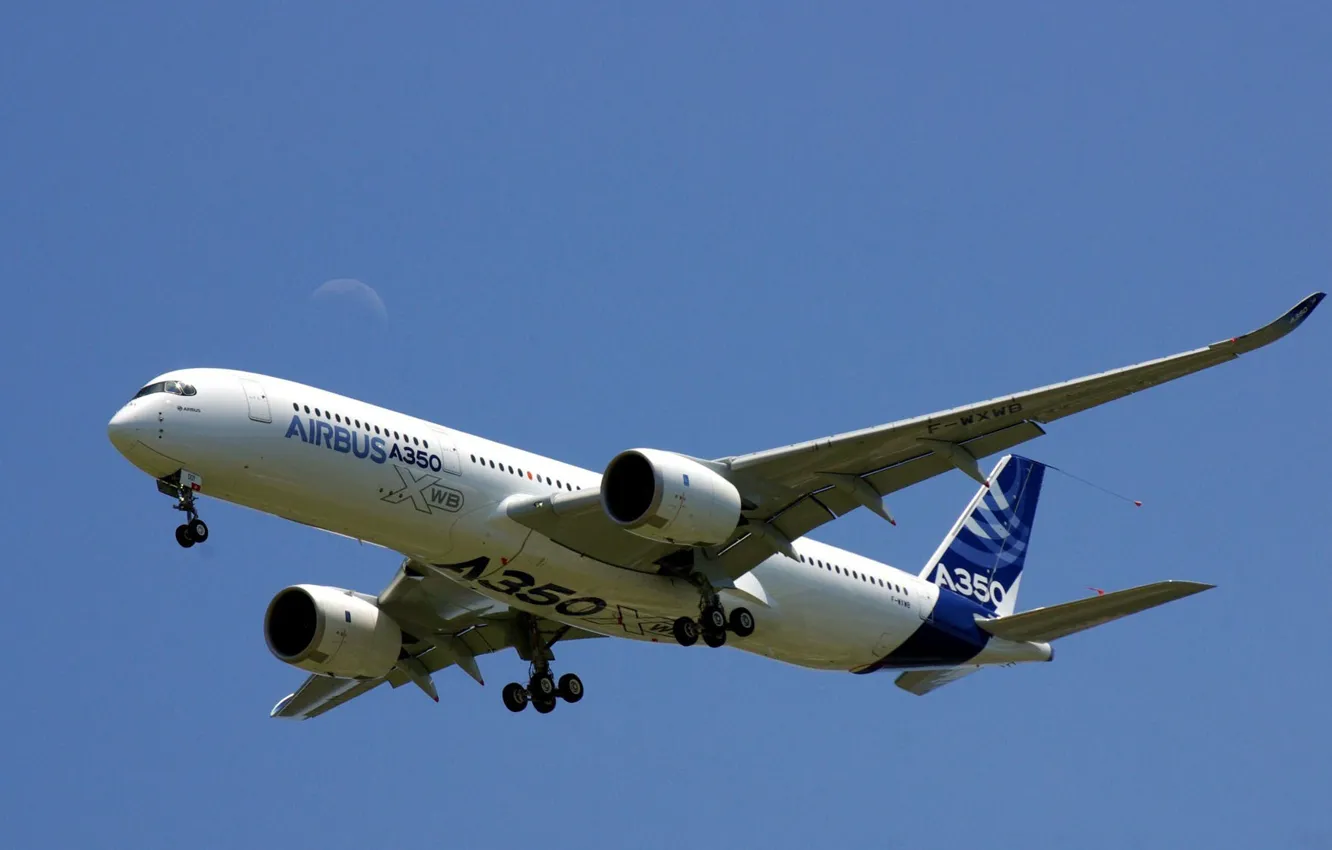 Фото обои небо, крылья, хвост, самолёт, полумесяц, Airbus A350-900