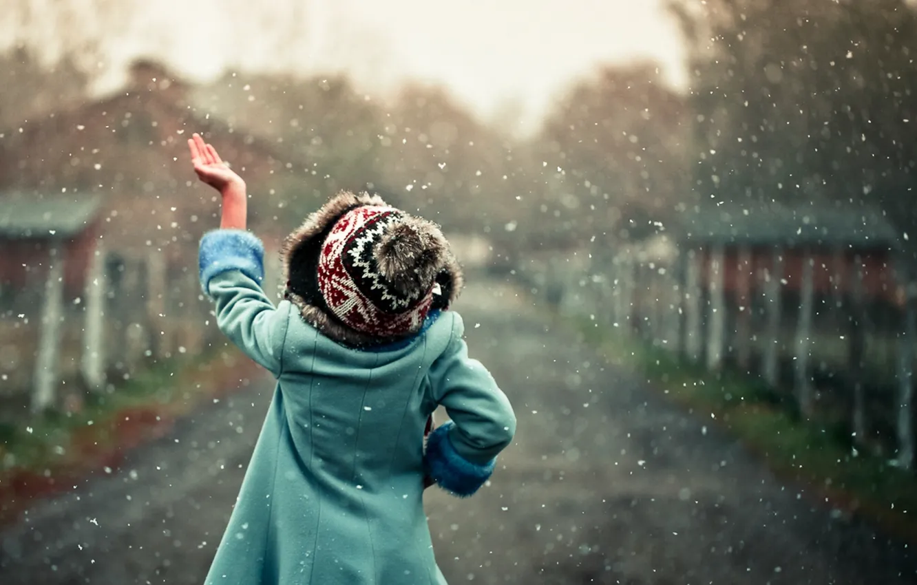 Фото обои снег, настроение, ребенок, рука, девочка, снегопад