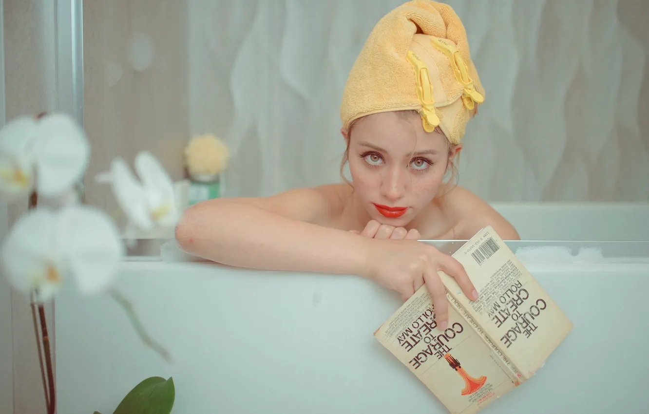 Фото обои взгляд, актриса, ванна, книга, полотенце на голове, Caylee Cowan, Кэйли Кауэн