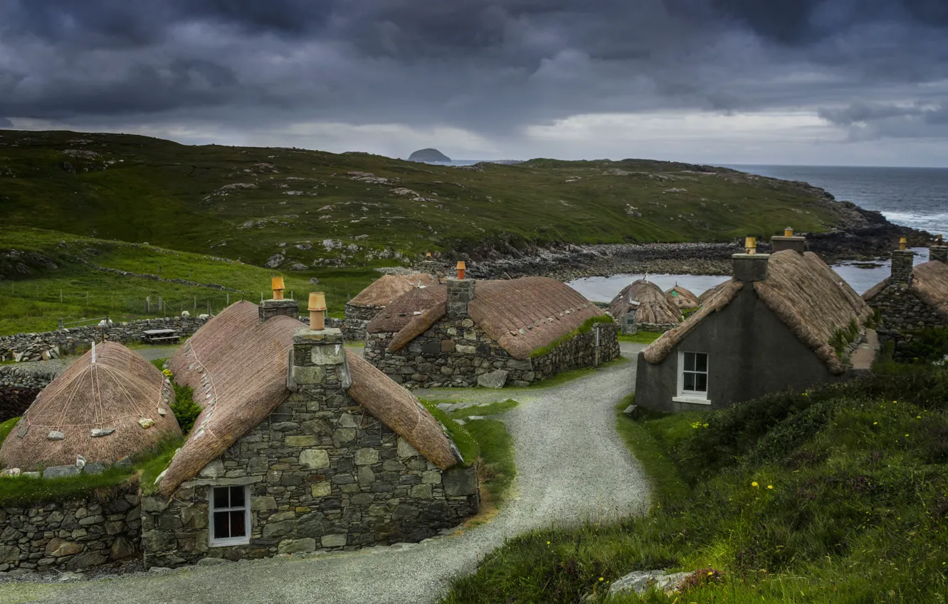 Фото обои пейзаж, океан, дома, Шотландия, дорожка, остров Льюис, Blackhouse Village, Гебриды