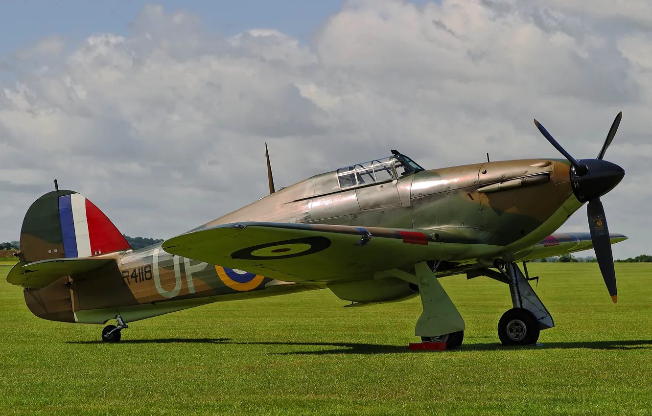 Фото обои поле, небо, трава, истребитель, войны, Hawker Hurricane, перехватчик, одноместный