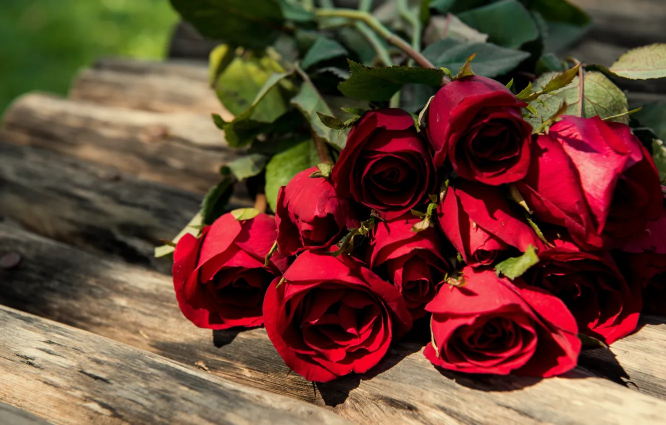Фото обои букет, red, wood, romantic, roses, красные розы