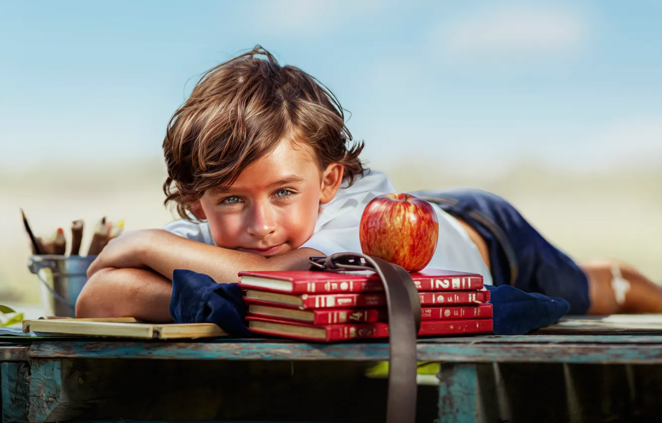 Фото обои взгляд, лицо, книги, яблоко, мальчик
