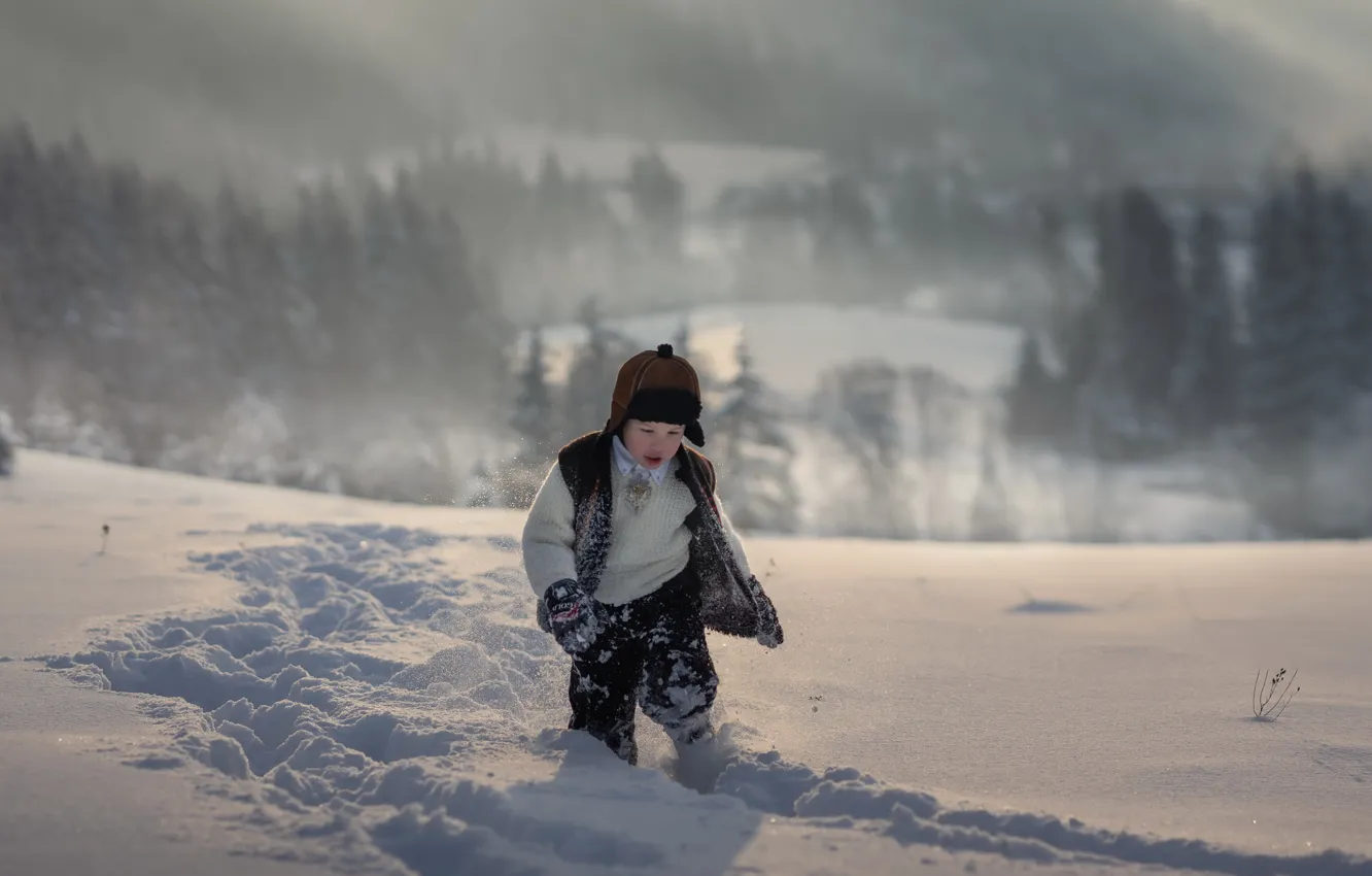 Снежный мальчик текст. Мальчик в снегу. Пацан в Снежном поле фото. Картинки для детей грустный мальчик на снегу. Снег мальчики идут в школу.