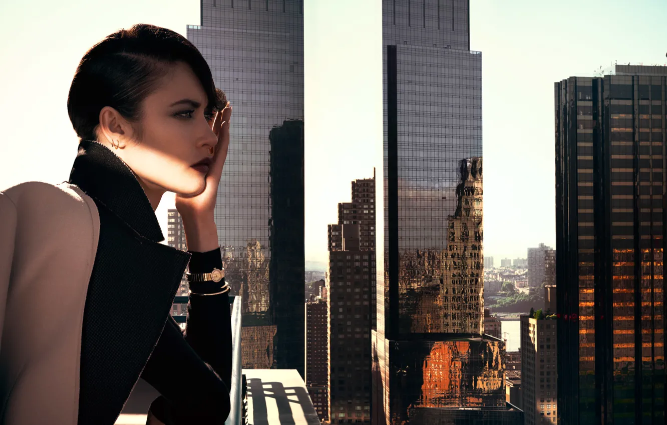 Фото обои город, отражение, модель, дома, небоскребы, актриса, брюнетка, прическа