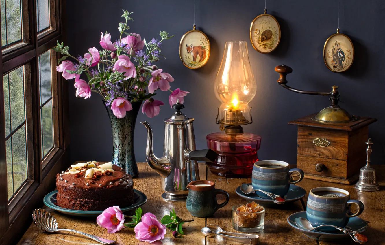 Фото обои цветы, лампа, букет, торт, кружки, анемоны, кофемолка, кофейник