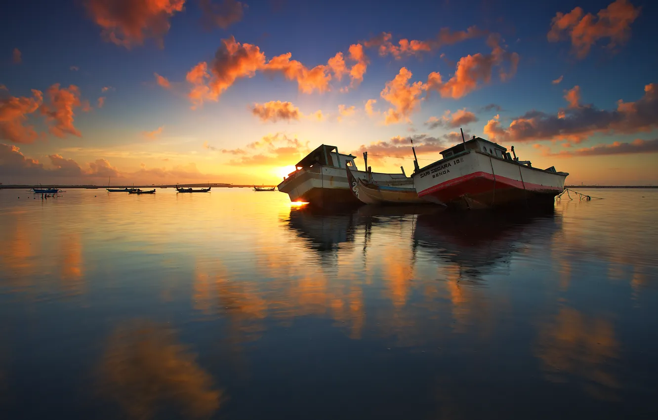 Фото обои небо, облака, озеро, отражение, лодки, зеркало, восход солнца