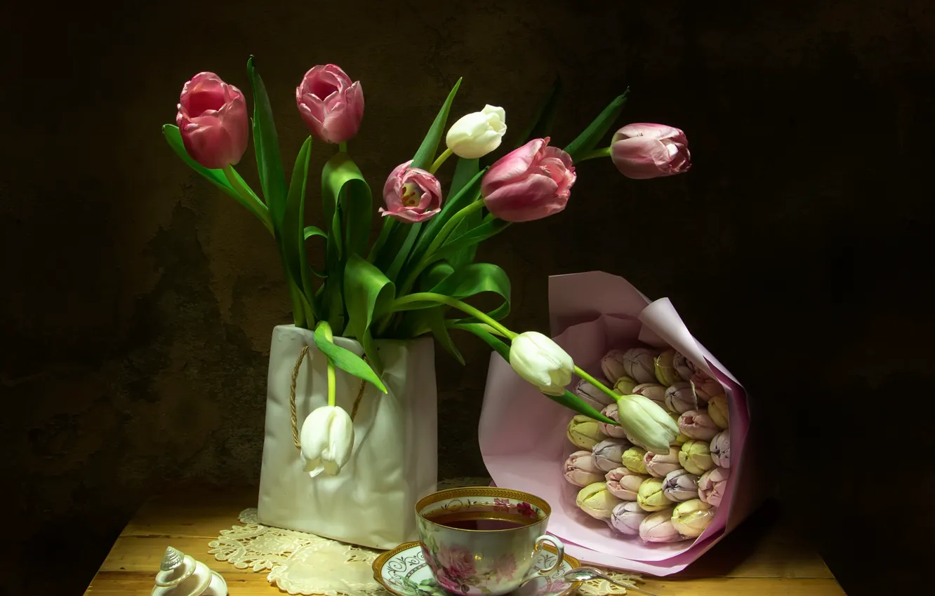 Фото обои цветы, праздник, чай, букет, чашка, тюльпаны, ваза, столик