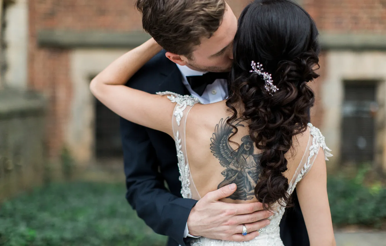 Фото обои девушка, поцелуй, тату, татуировка, невеста, прически, жених