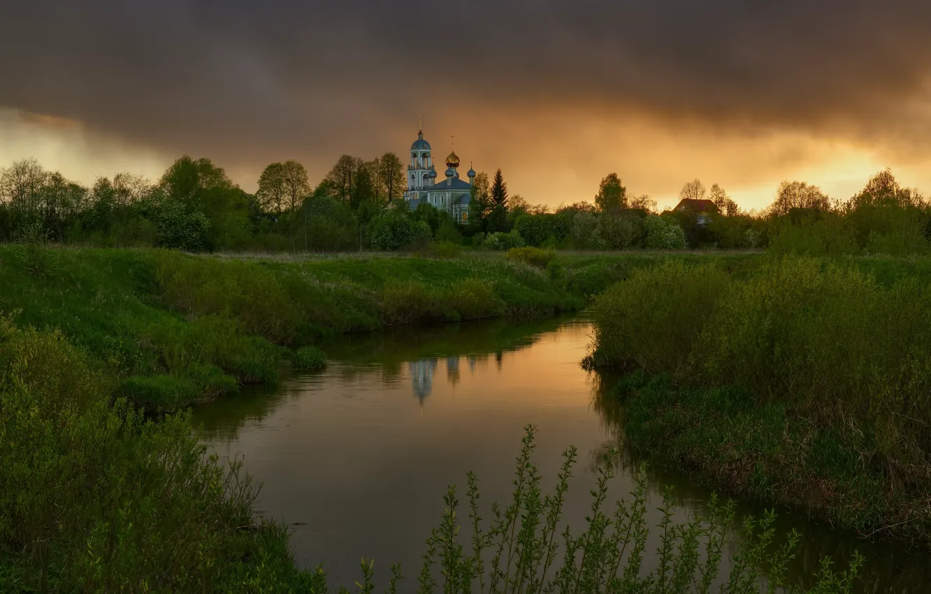 Фото обои пейзаж, тучи, природа, церковь, храм, травы, речушка, Максим Евдокимов