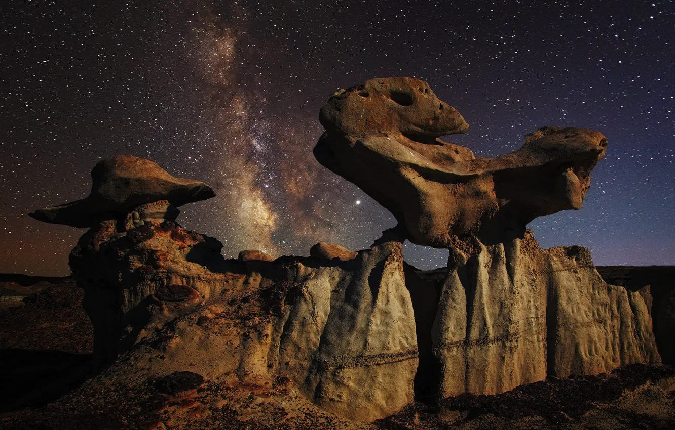 Фото обои небо, звезды, ночь, камни, скалы, пустыня, Млечный путь, каньоны