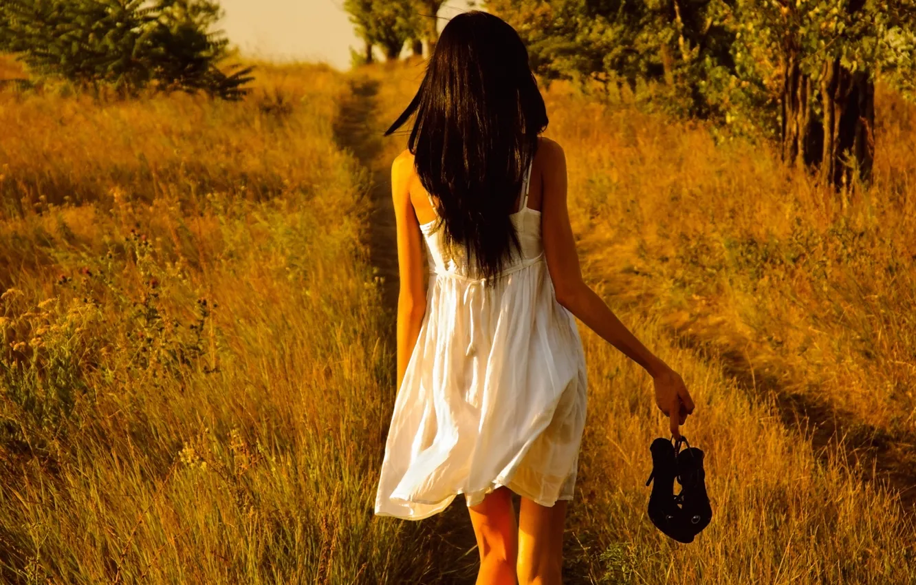 Фото обои field, white dress, shoes in hand, barefoot girl