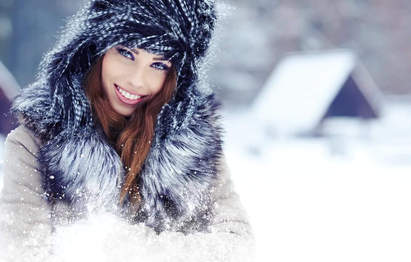 Фото обои зима, взгляд, девушка, снег, радость, улыбка, дом, шапка