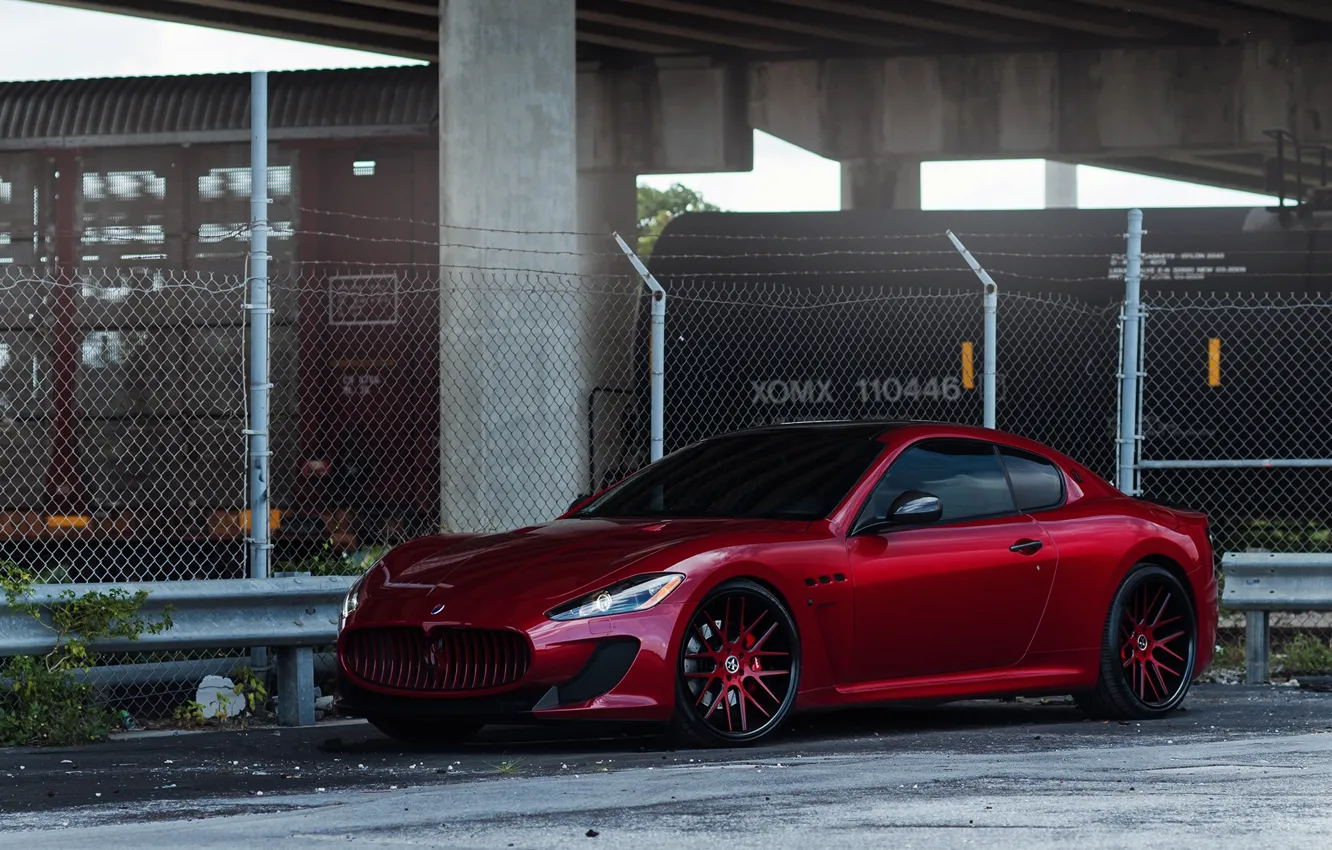 Фото обои красный, Maserati, ограждение, red, wheels, вид сбоку, мазерати, колючая проволока