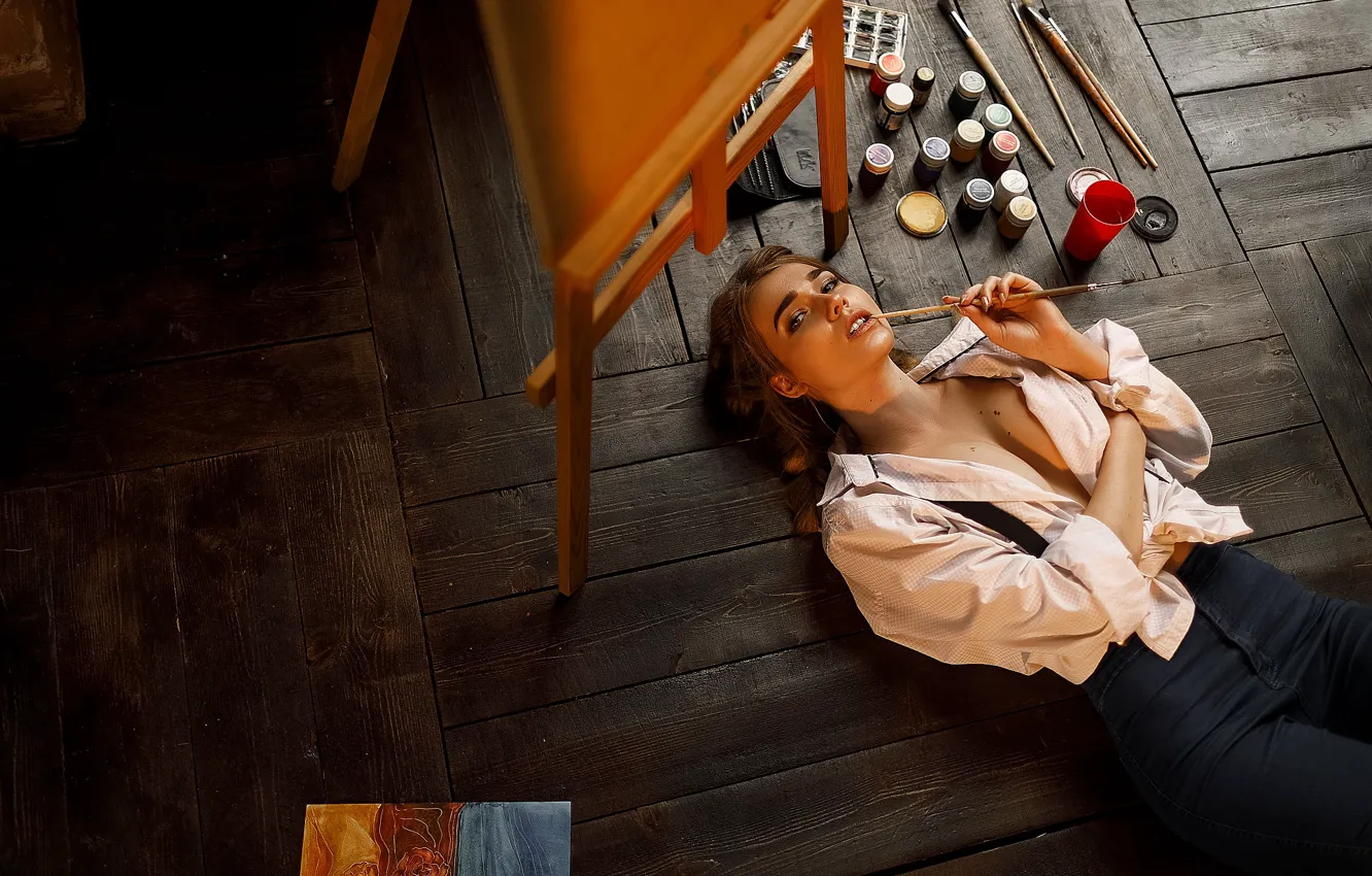Фото обои взгляд, девушка, поза, краски, блузка, кисть, на полу, мольберт