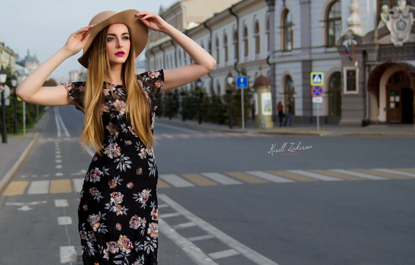 Фото обои город, поза, улица, модель, шляпа, руки, платье, Кирилл Закиров