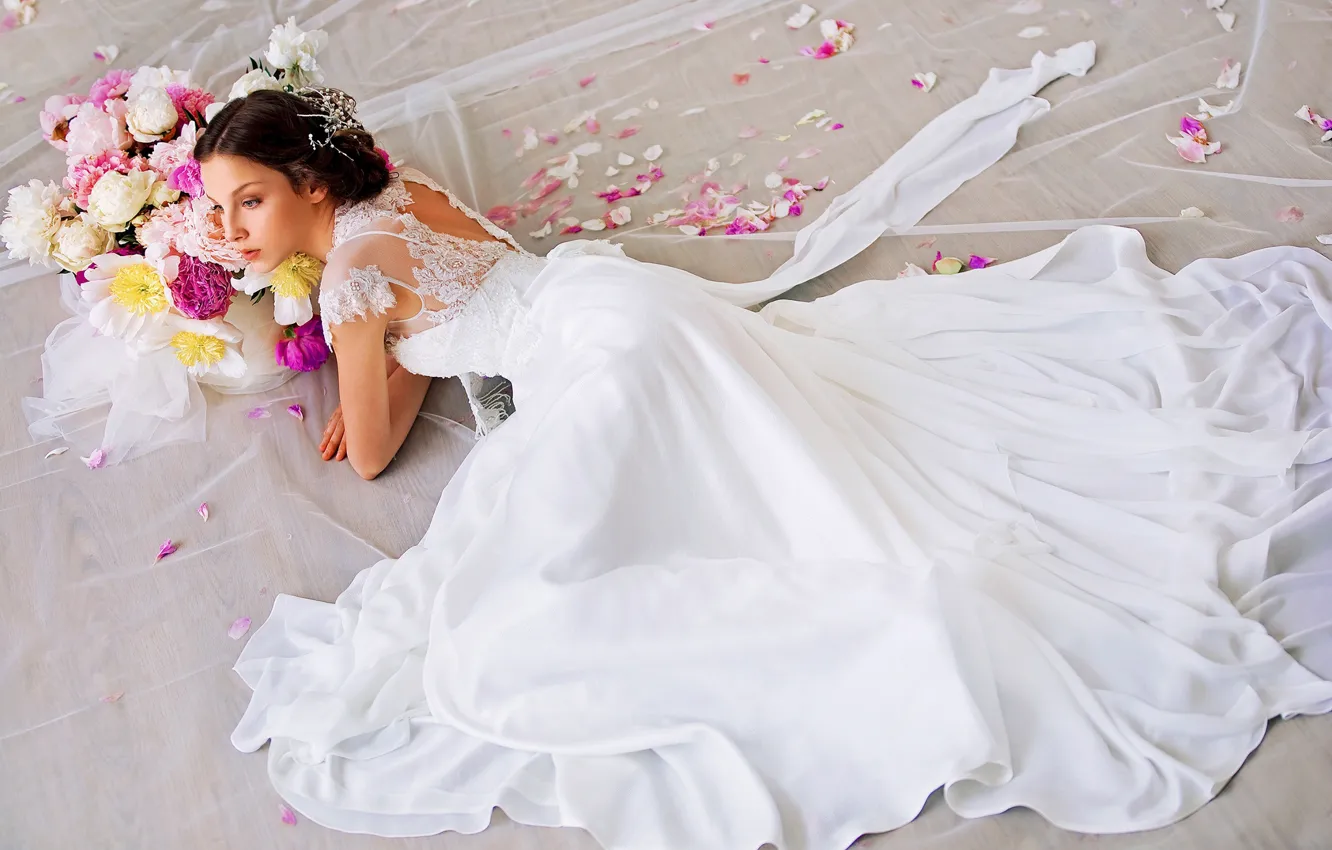 Фото обои девушка, цветы, платье, лежит, невеста